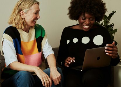 friends-women-smiling